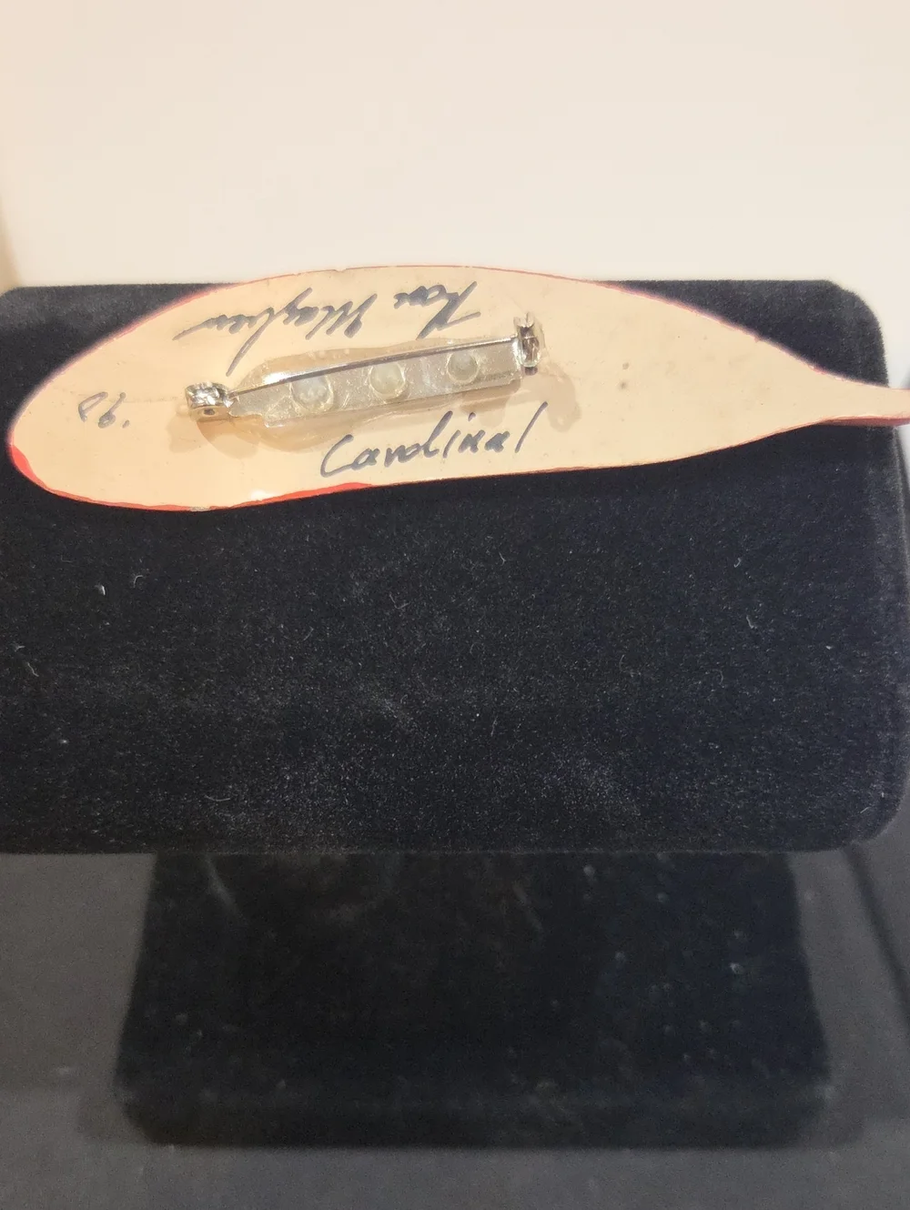 VINTAGE CARDINAL FEATHER WOOD HANDPAINTED BROOCH SIGNED BY ARTIST